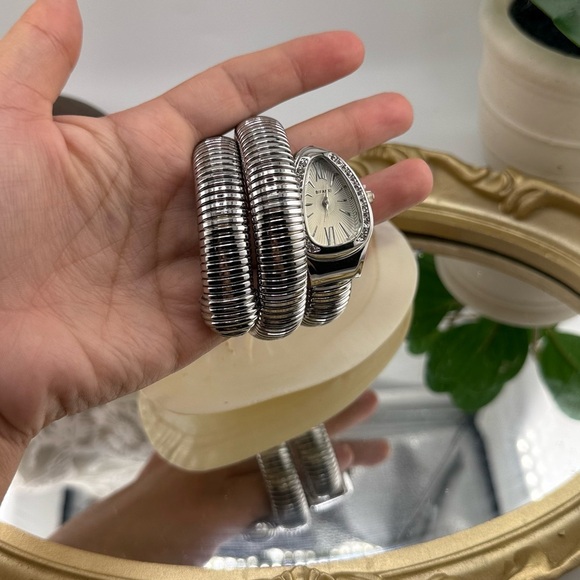 Elegant silver-tone wrap watch in the famous luxury Serpenti style - Picture 15 of 17